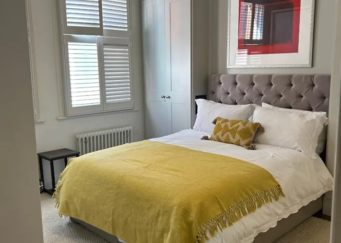 Chelsea Flat, Convenient And Quiet